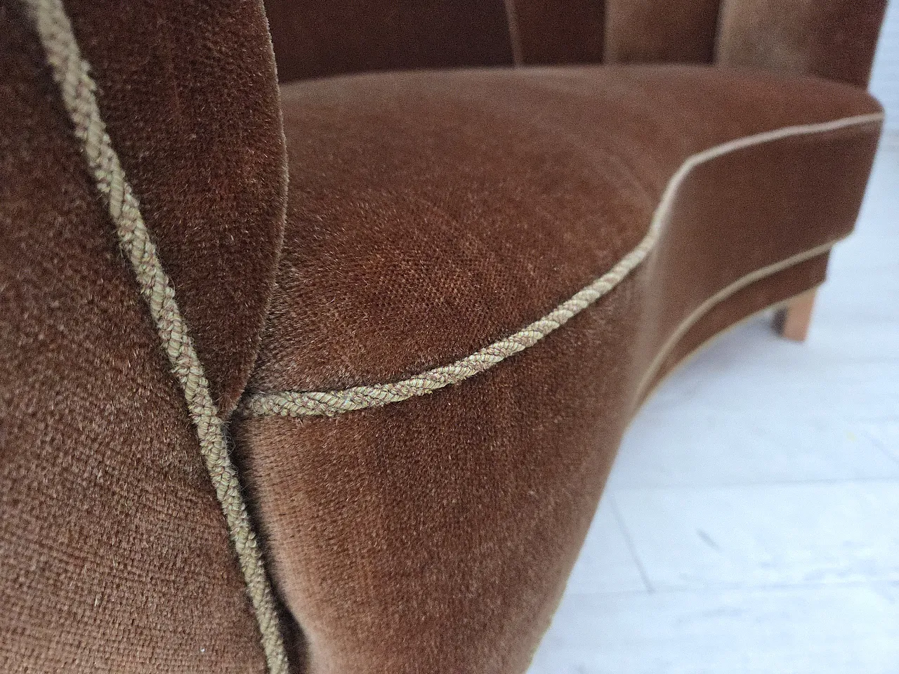 Curved 2-seater sofa in brown velvet, 1960s 7