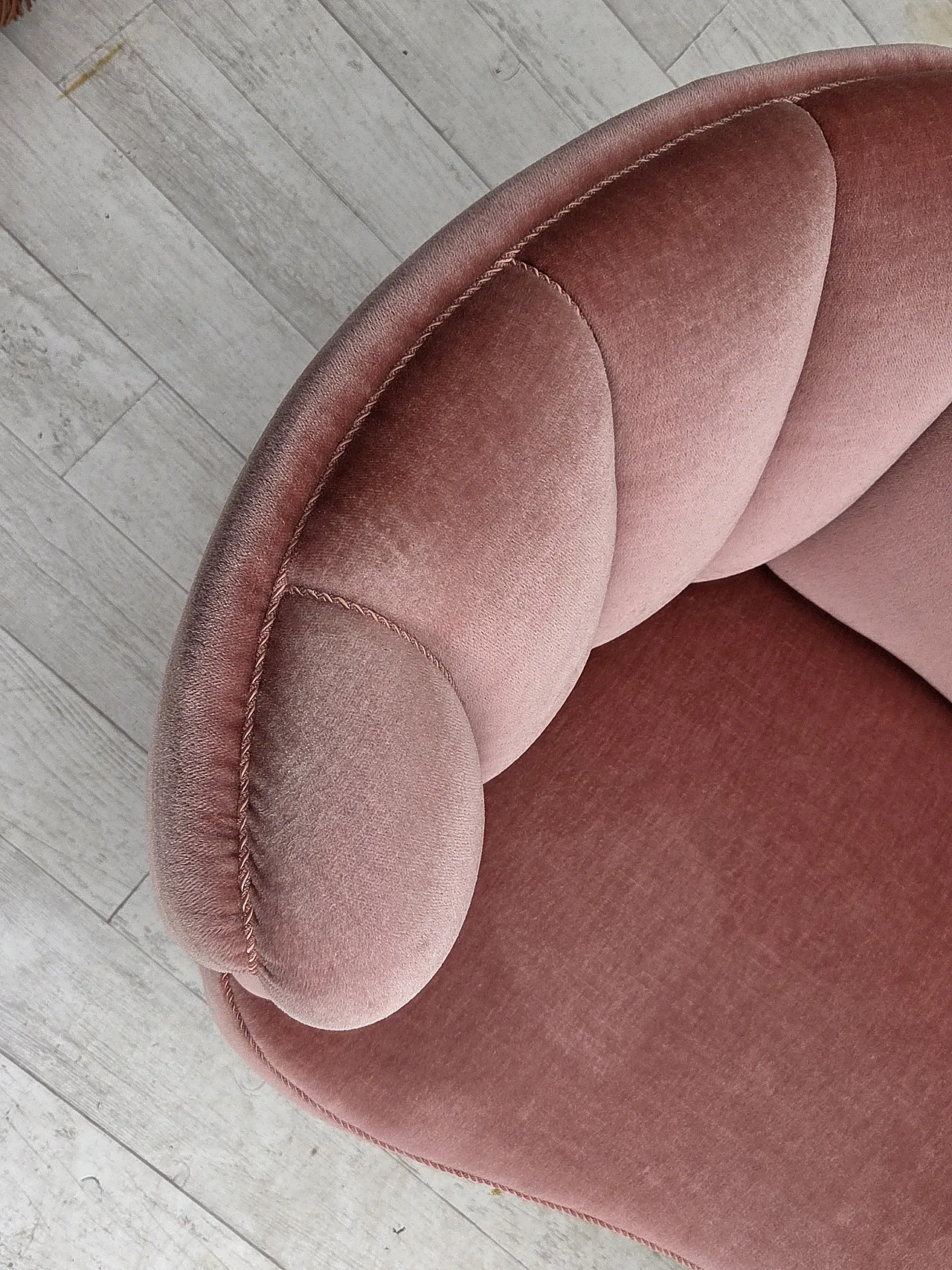 Danish 2-seater curved sofa in salmon pink velvet, 1970s 4