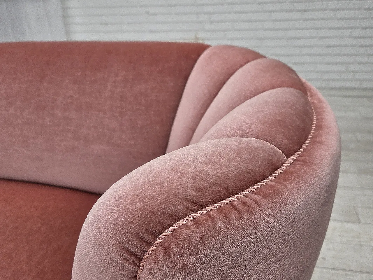 Danish 2-seater curved sofa in salmon pink velvet, 1970s 5