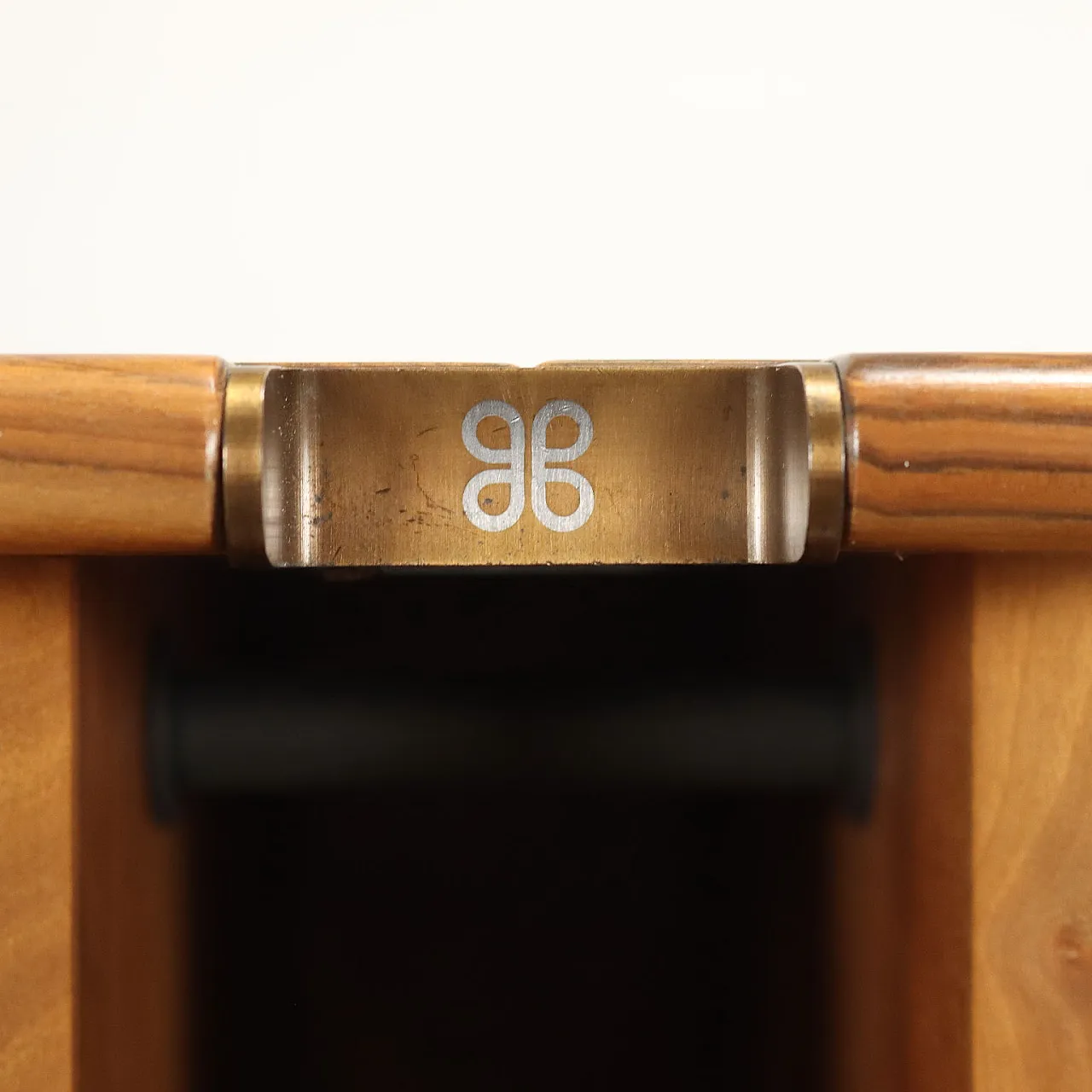 Credenza Scuderia in noce nazionale di Carlo Scarpa per Bernini, anni '70 4