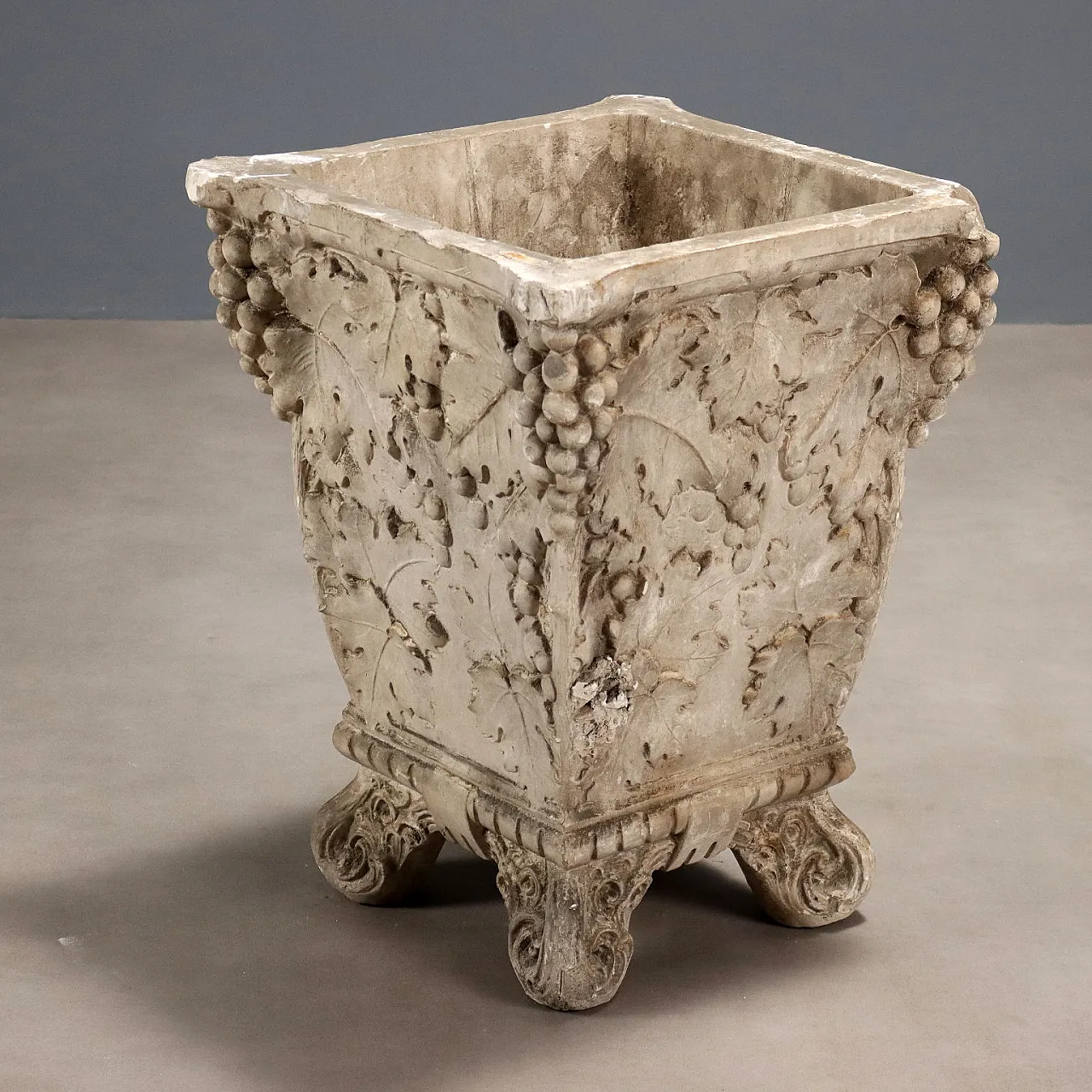 Vaso in gesso con altorilievi, '800 1