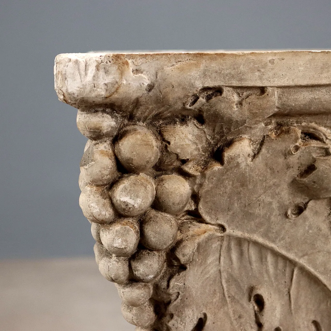 Vaso in gesso con altorilievi, '800 3