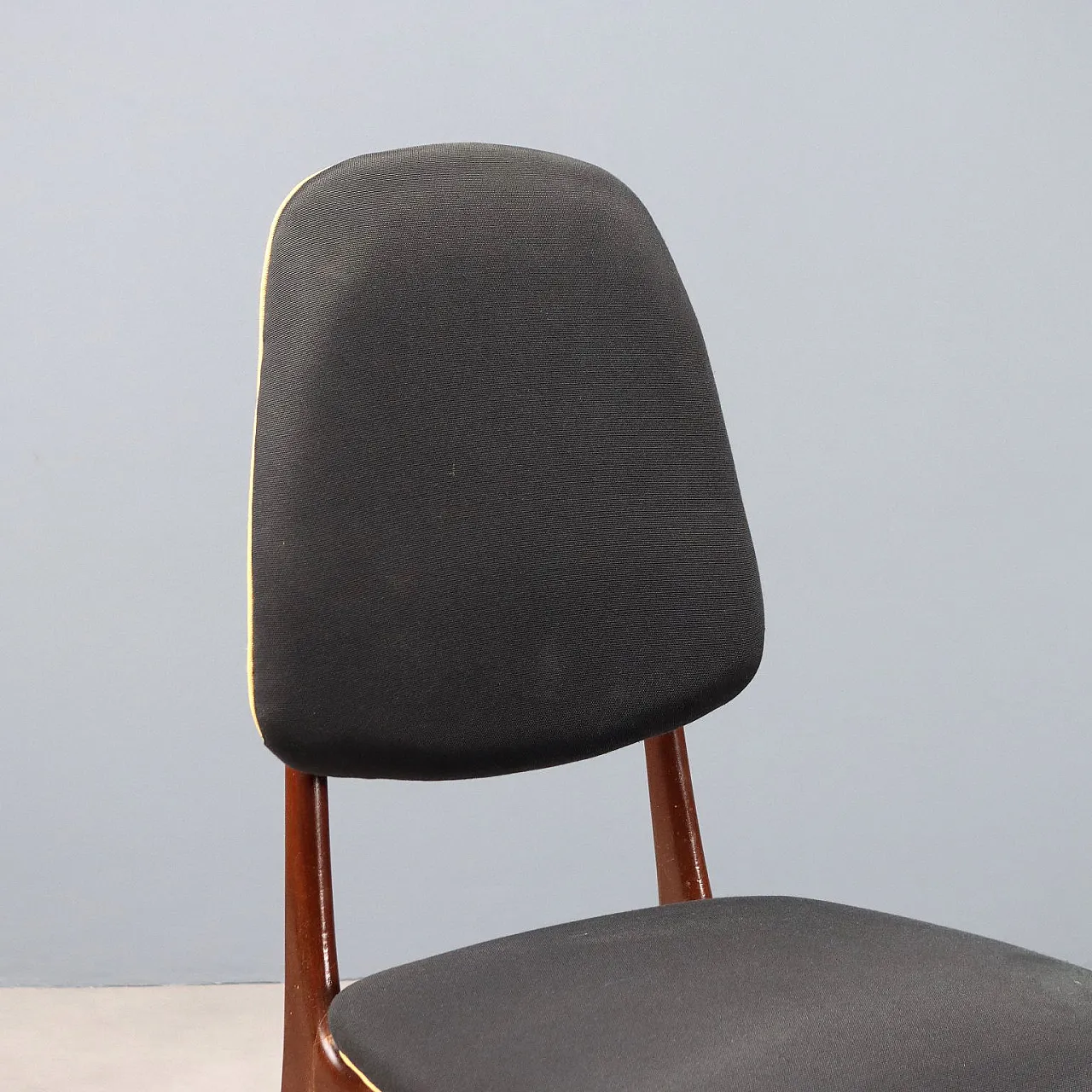 Sedia da pranzo in legno e in tessuto grigio, '900 3