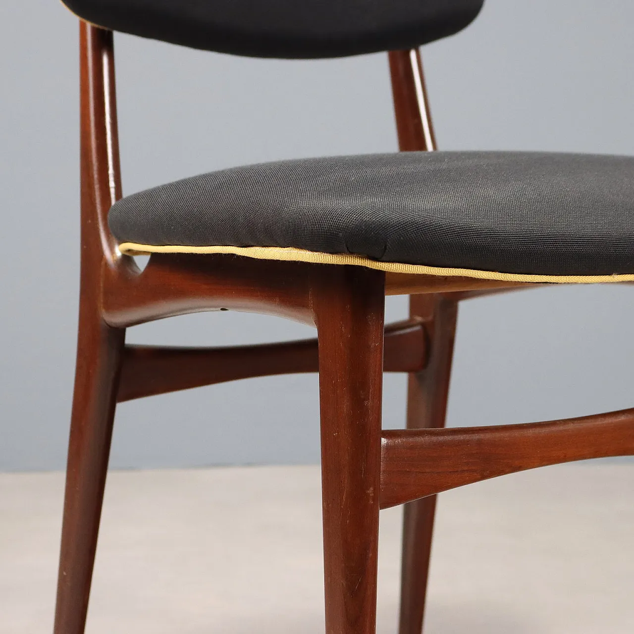 Sedia da pranzo in legno e in tessuto grigio, '900 4