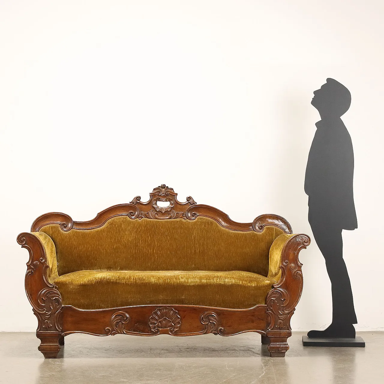 Sofa Louis Philippe in walnut carving Italy, 19th century 2