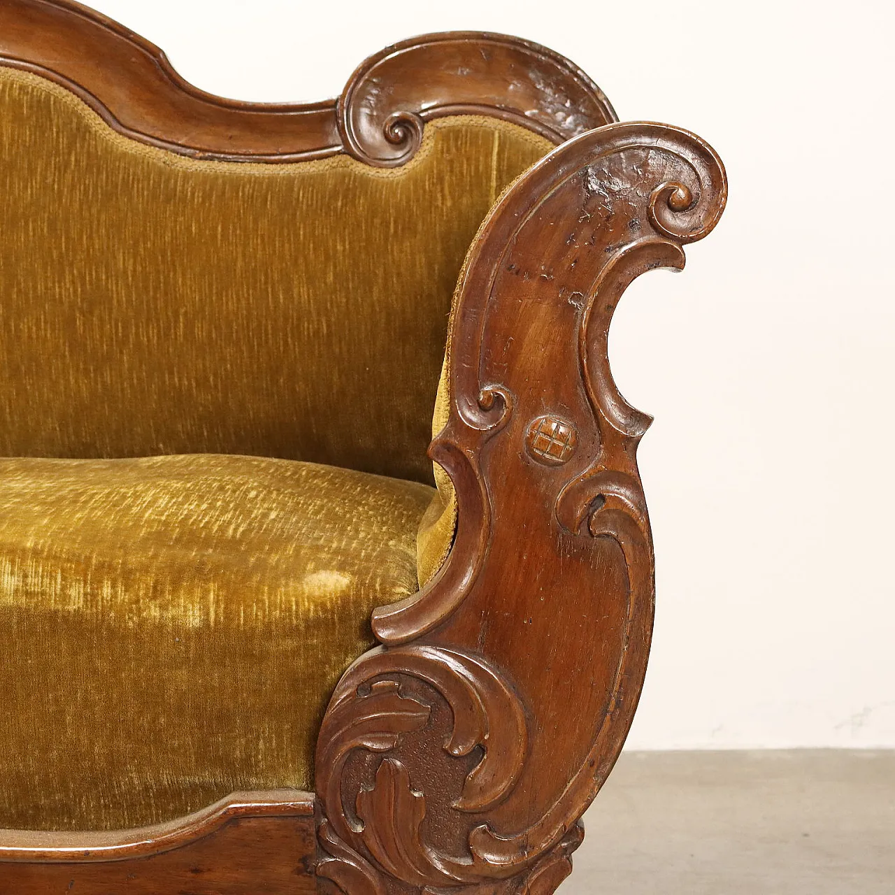 Sofa Louis Philippe in walnut carving Italy, 19th century 5