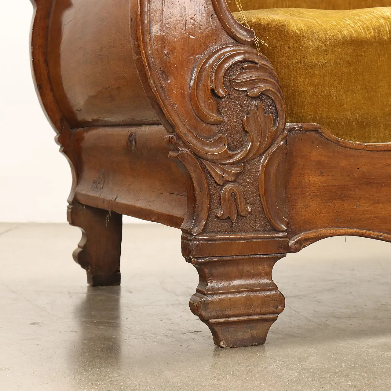Sofa Louis Philippe in walnut carving Italy, 19th century 6