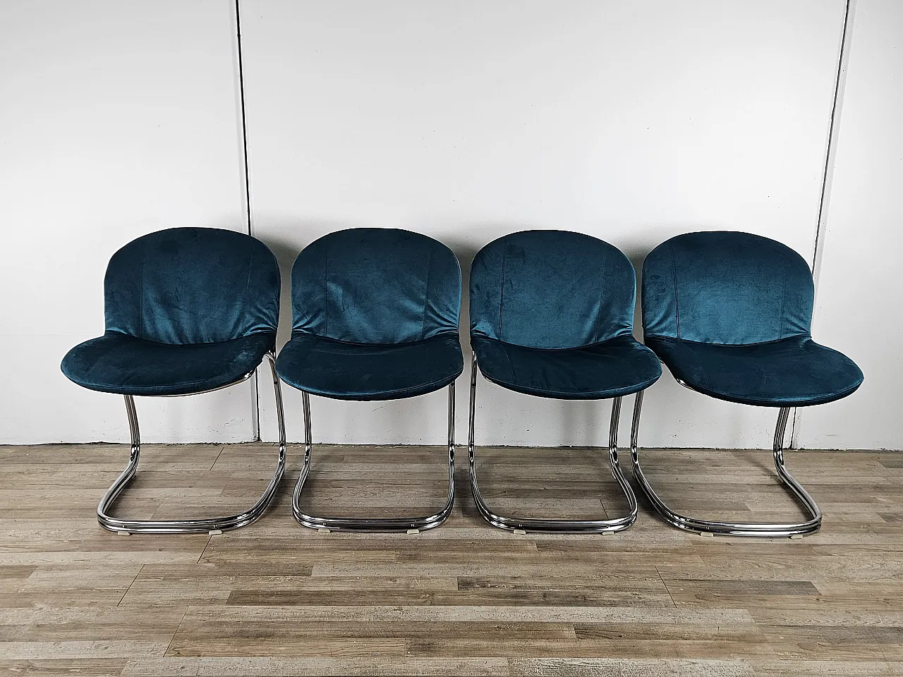 4 sedie in tubolare rivestite in velluto azzurro, anni '70 1