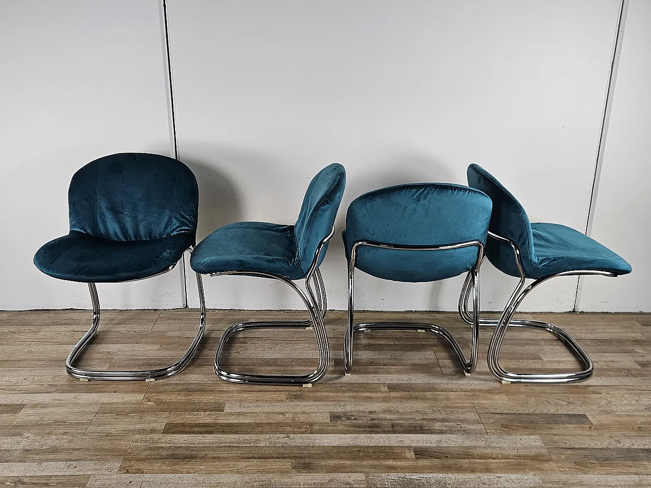 4 sedie in tubolare rivestite in velluto azzurro, anni '70 2