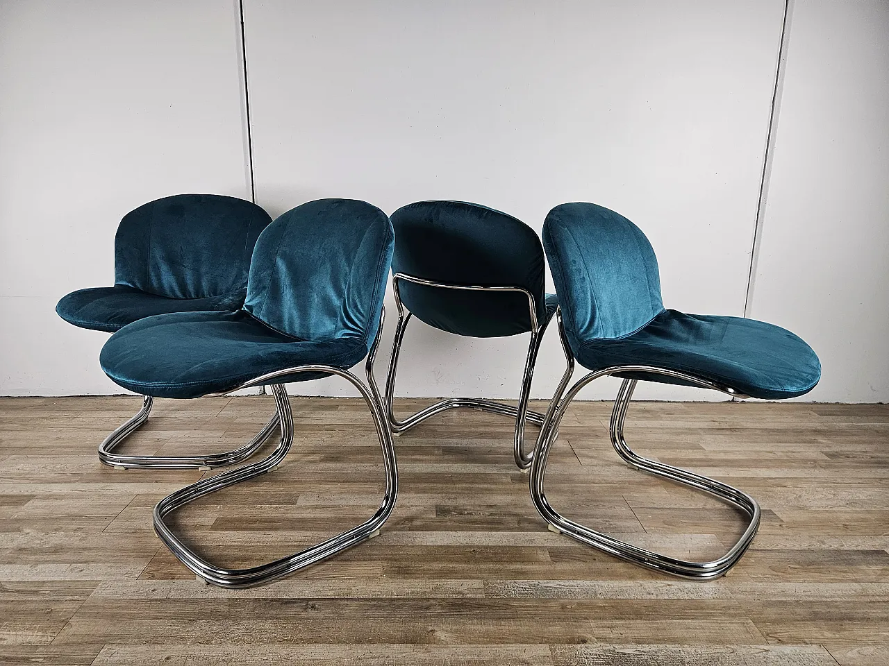 4 sedie in tubolare rivestite in velluto azzurro, anni '70 3