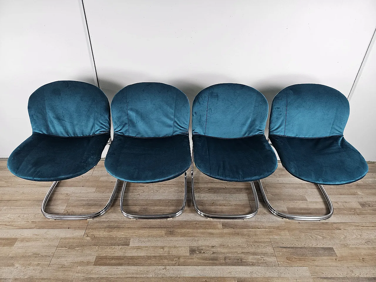 4 sedie in tubolare rivestite in velluto azzurro, anni '70 4