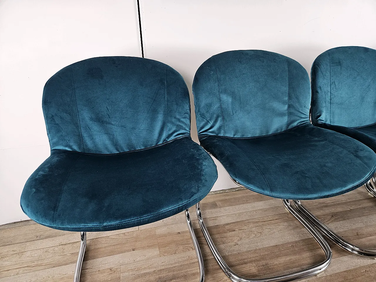 4 sedie in tubolare rivestite in velluto azzurro, anni '70 5