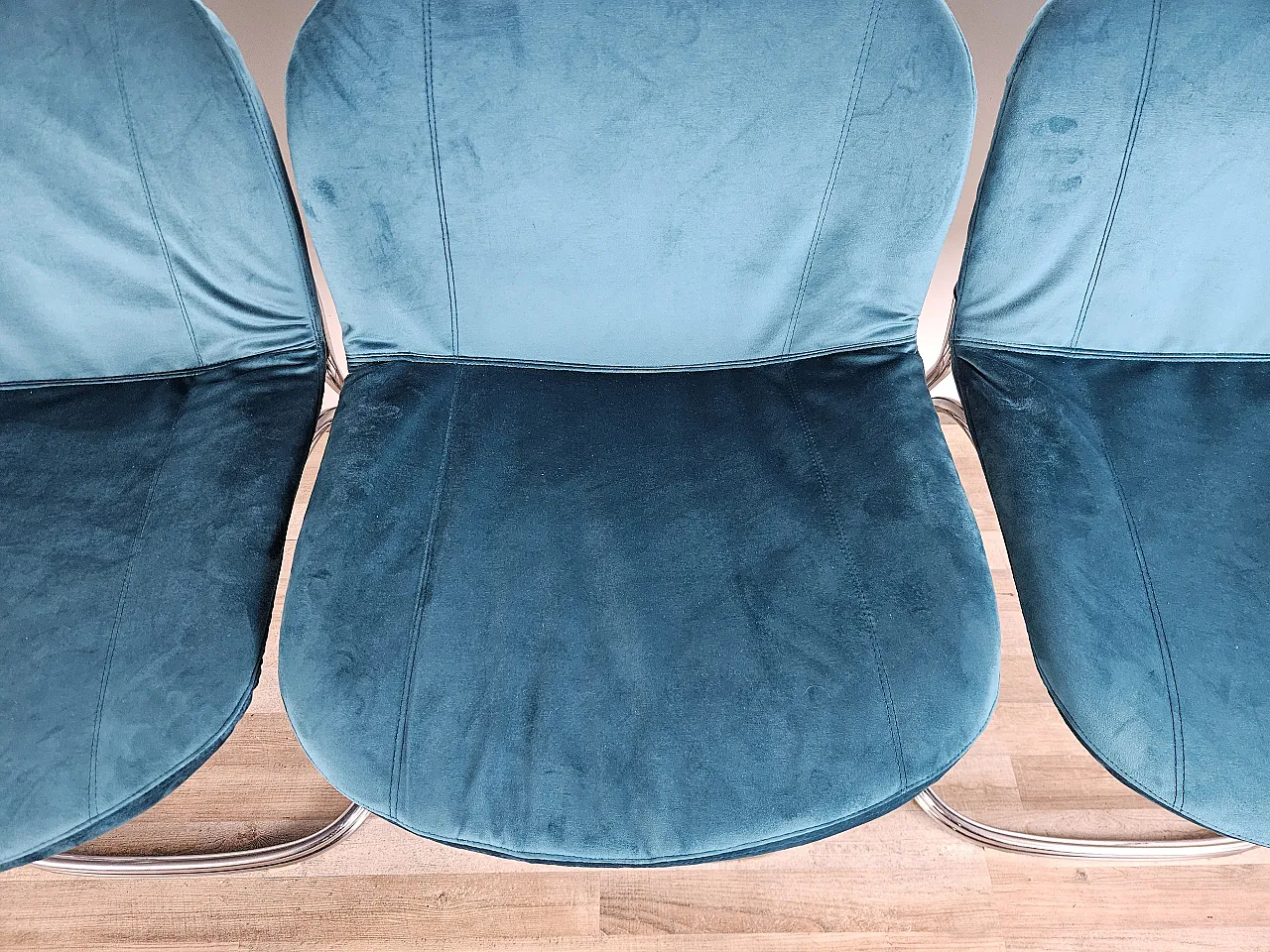 4 sedie in tubolare rivestite in velluto azzurro, anni '70 7