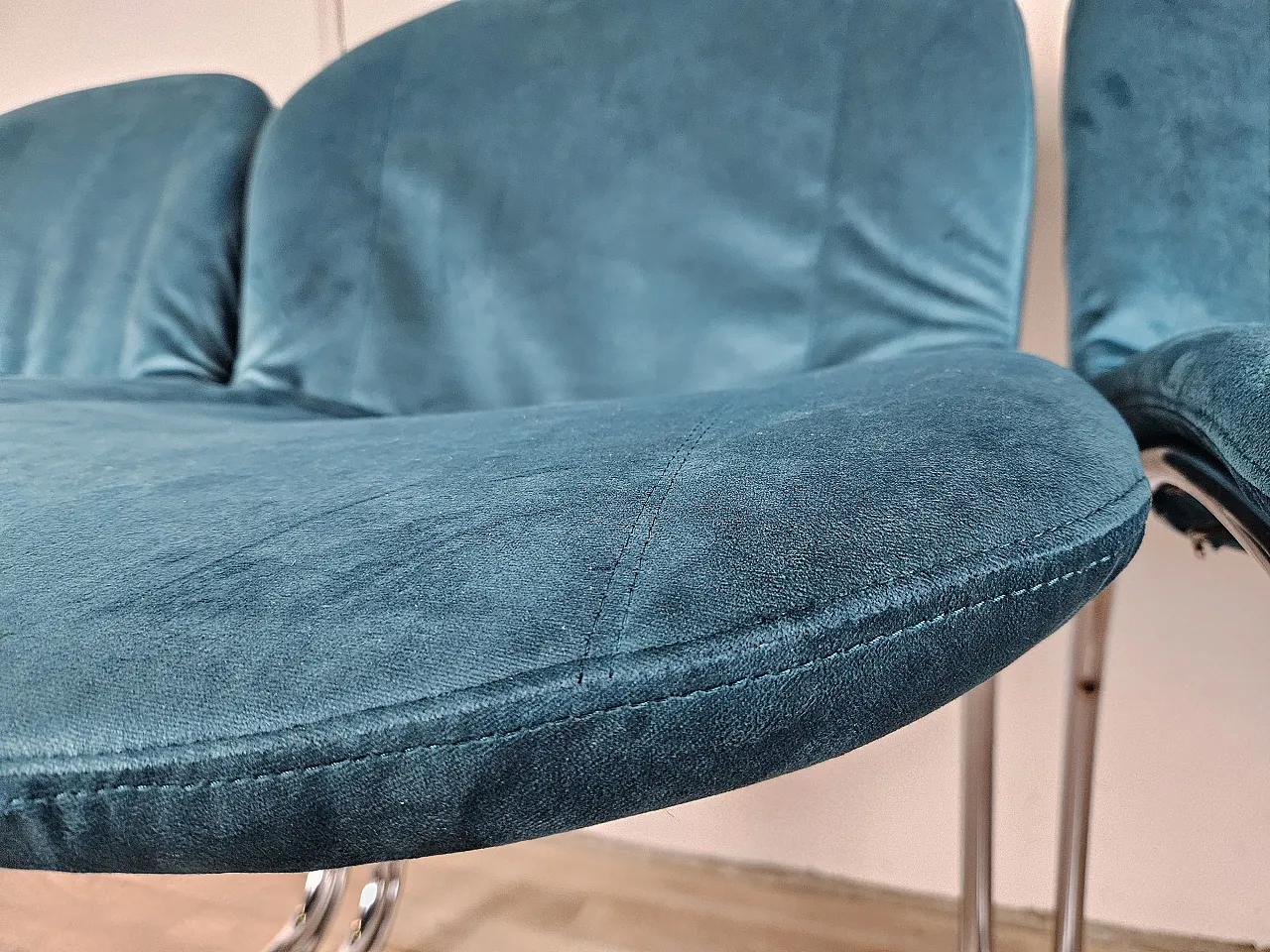 4 sedie in tubolare rivestite in velluto azzurro, anni '70 8
