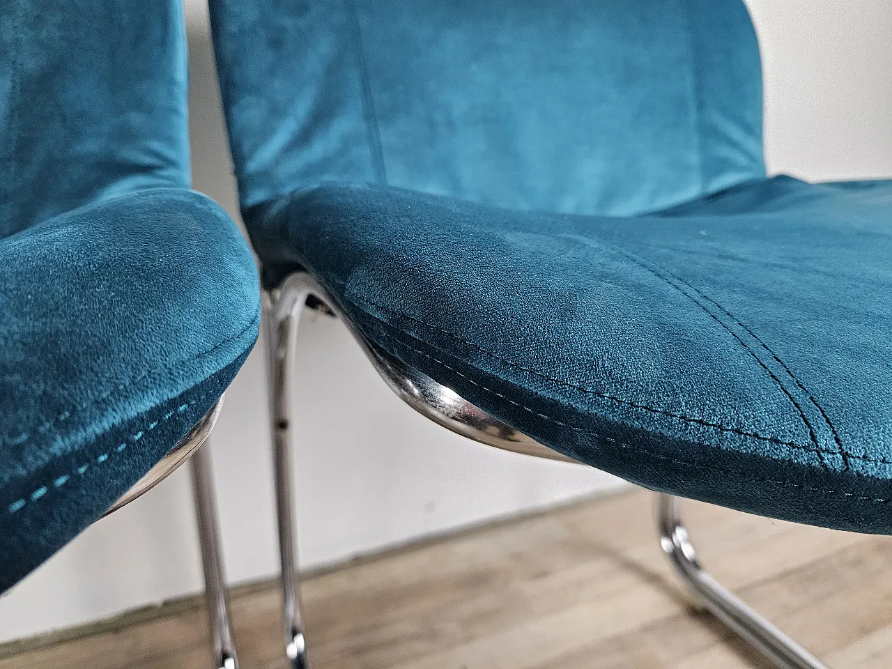 4 sedie in tubolare rivestite in velluto azzurro, anni '70 9