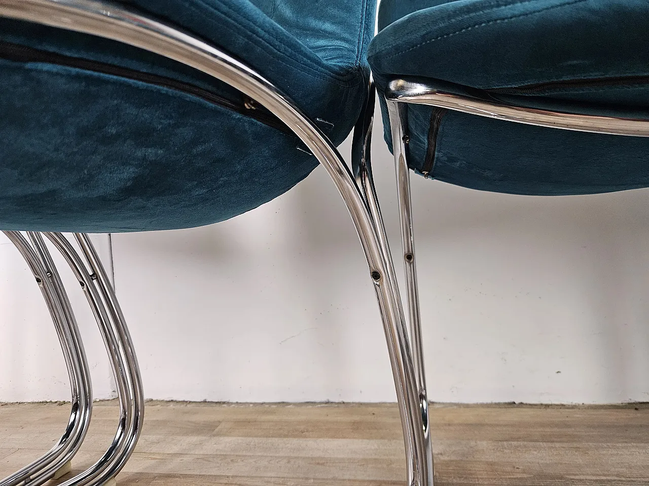 4 sedie in tubolare rivestite in velluto azzurro, anni '70 11