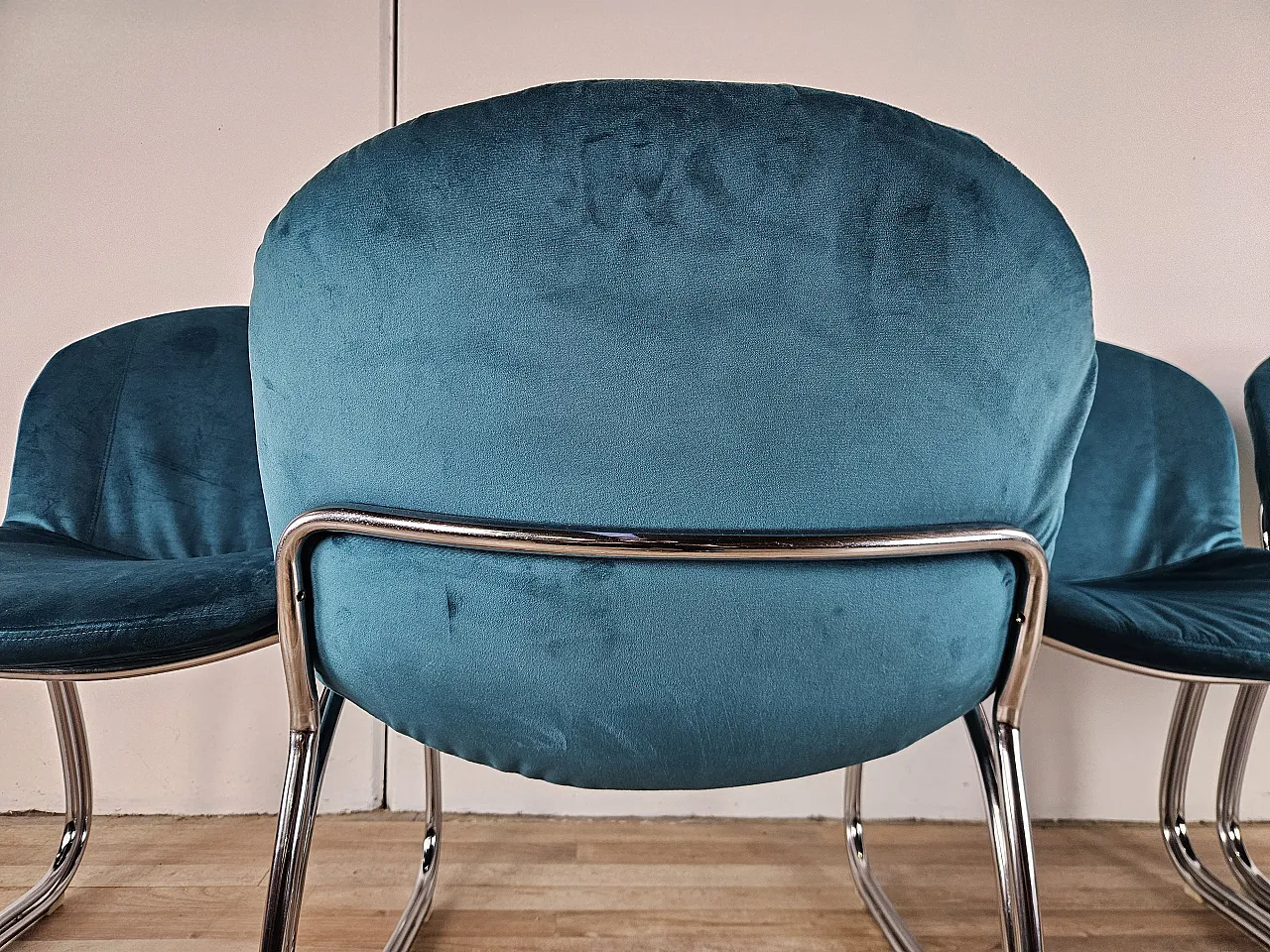 4 sedie in tubolare rivestite in velluto azzurro, anni '70 14