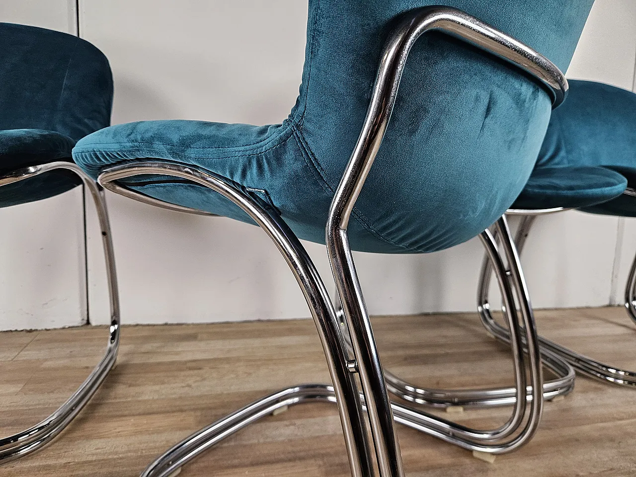 4 sedie in tubolare rivestite in velluto azzurro, anni '70 15