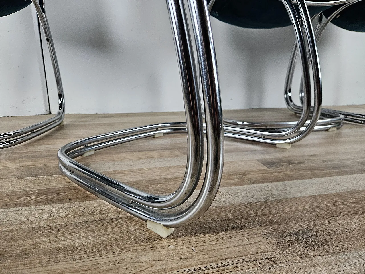 4 sedie in tubolare rivestite in velluto azzurro, anni '70 16