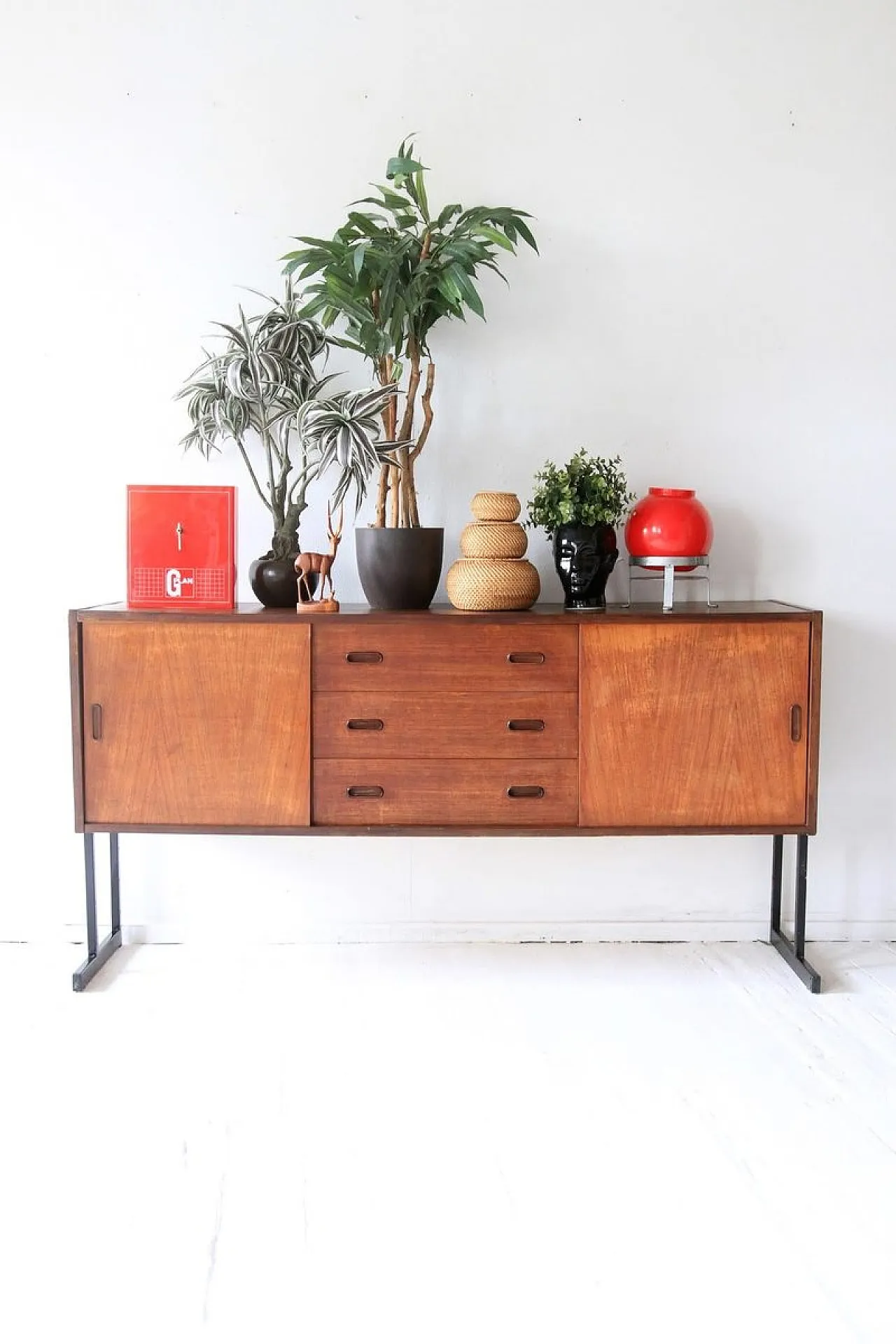 Credenza Mid-Century moderna in teak con gambe in metallo, anni '60 2