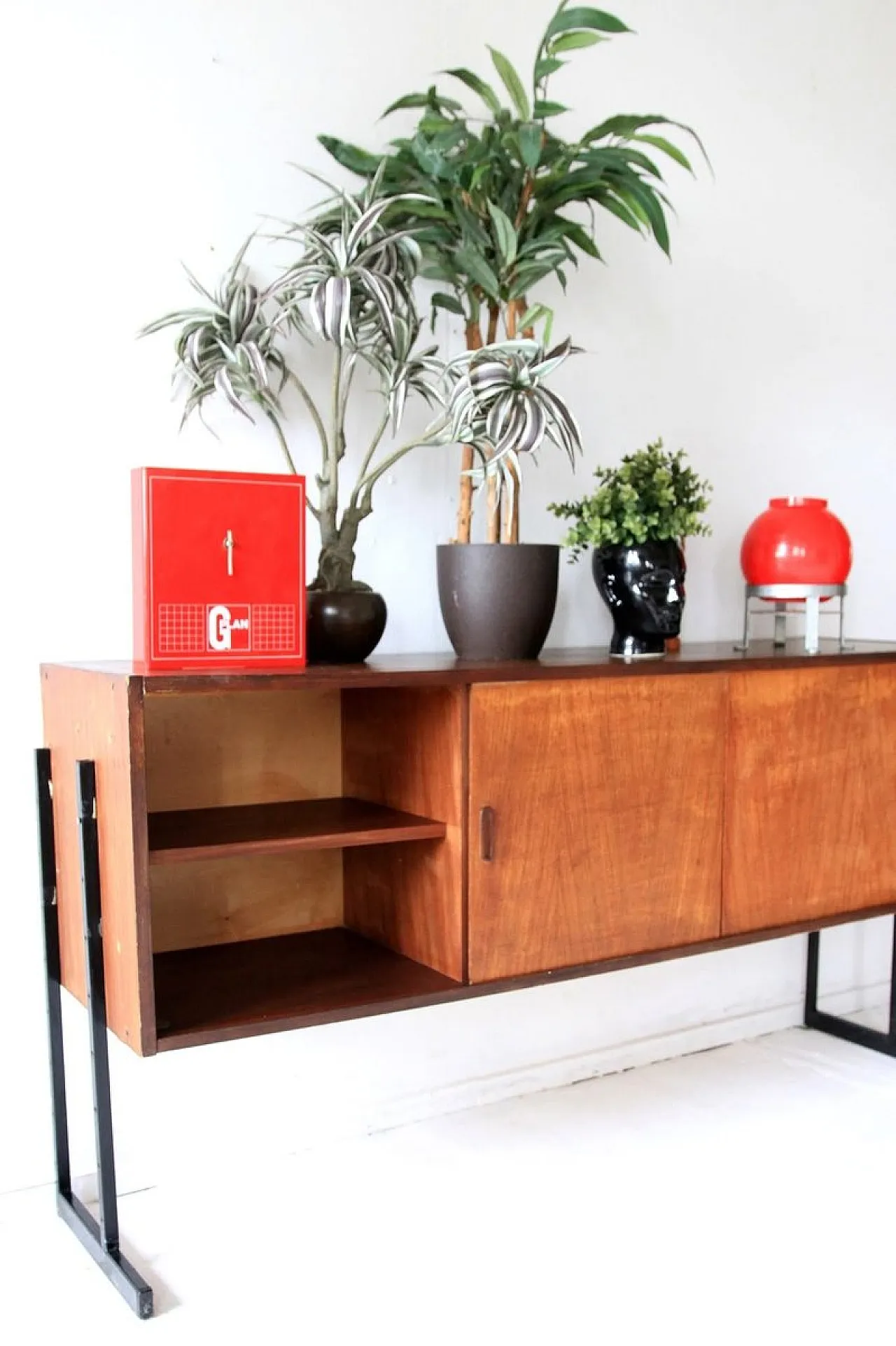 Credenza Mid-Century moderna in teak con gambe in metallo, anni '60 3