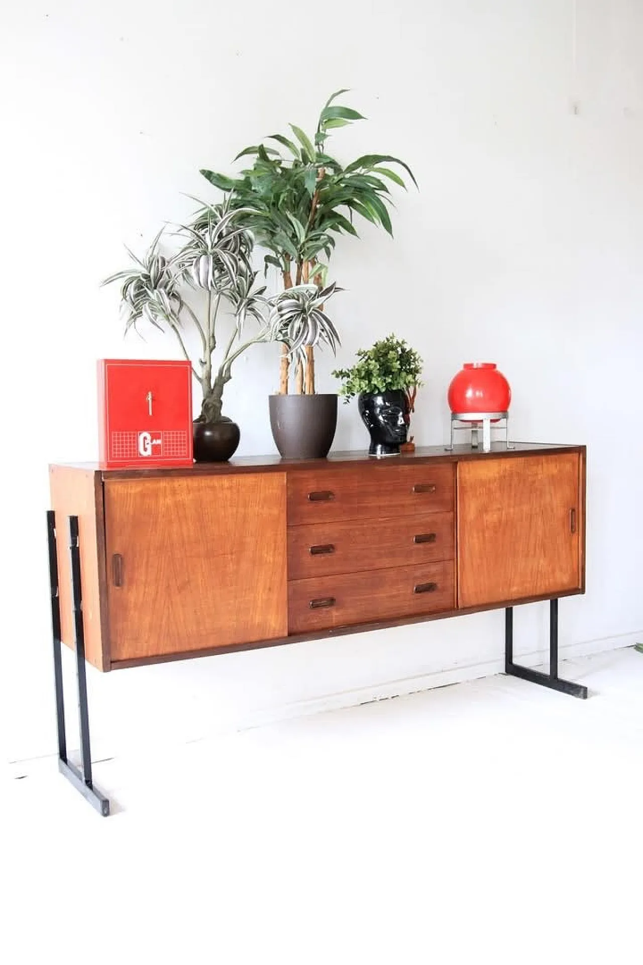 Credenza Mid-Century moderna in teak con gambe in metallo, anni '60 5