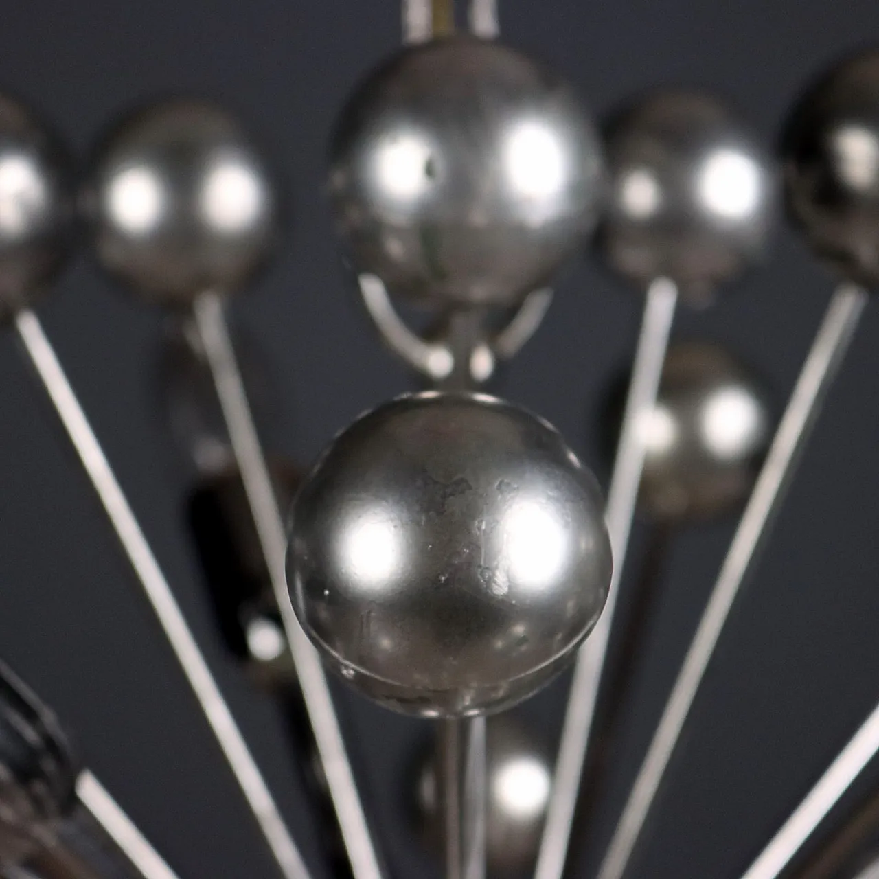 Lampada a sospensione in metallo e plastica cromata, '900 9