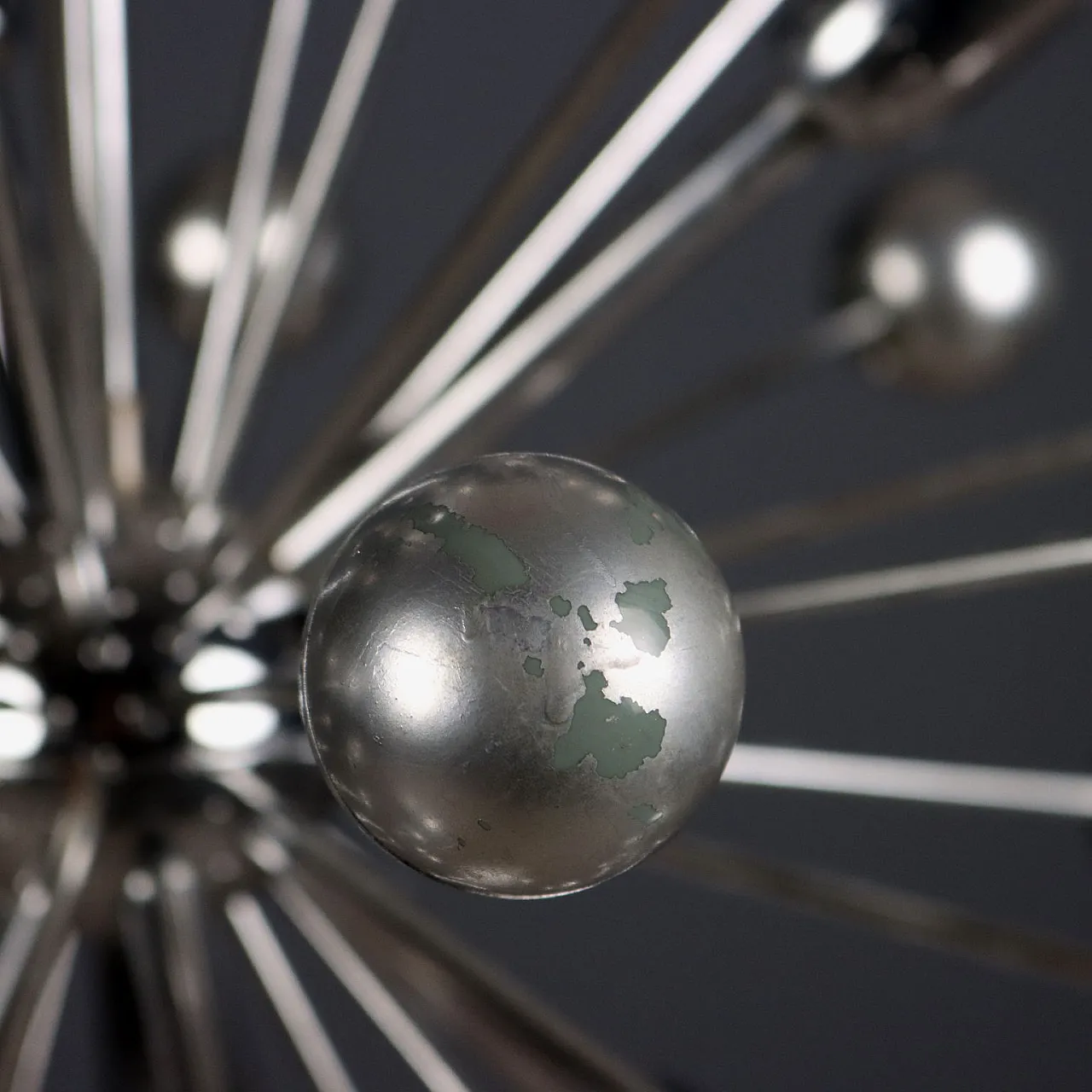 Lampada a sospensione in metallo e plastica cromata, '900 10