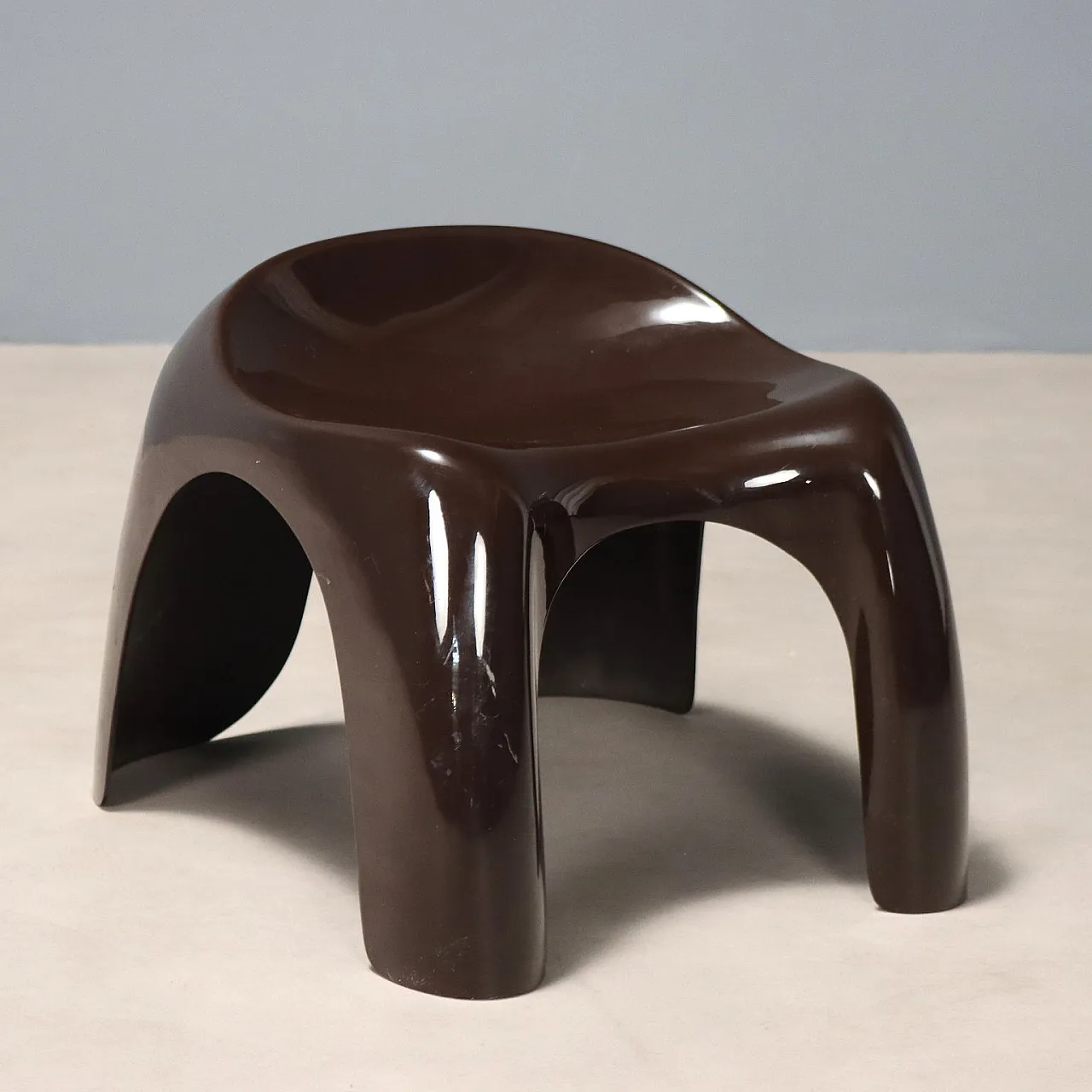 Piccolo sgabello in materiale plastico marrone, '900 1