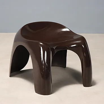 Piccolo sgabello in materiale plastico marrone, '900