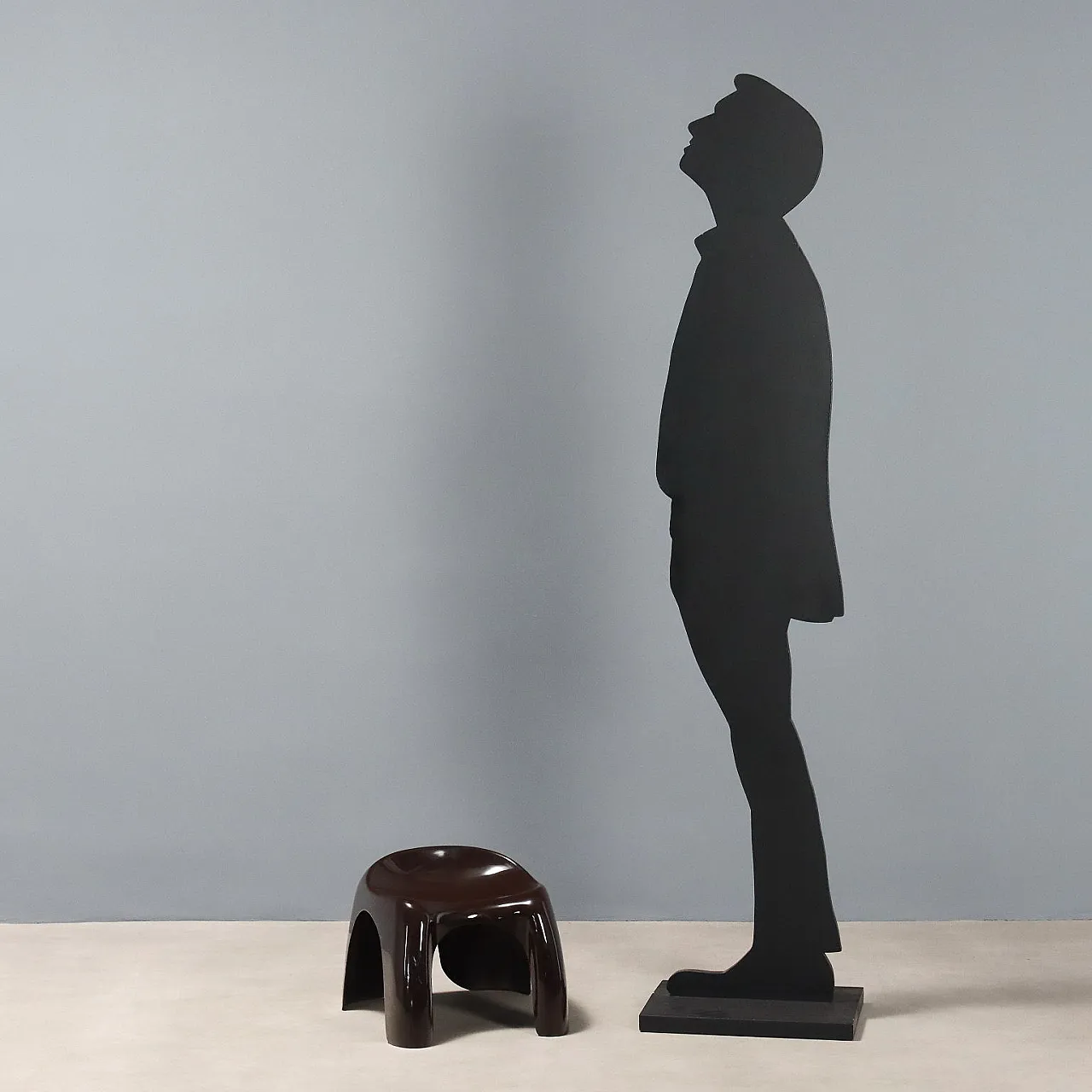 Piccolo sgabello in materiale plastico marrone, '900 3