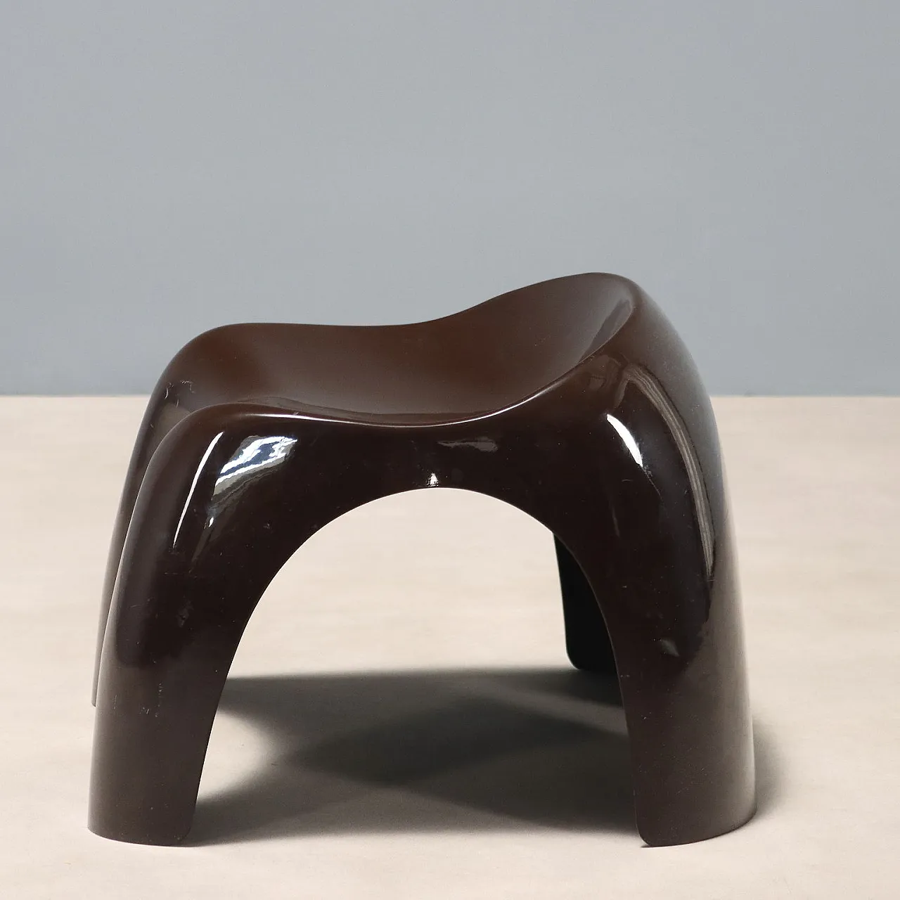 Piccolo sgabello in materiale plastico marrone, '900 4
