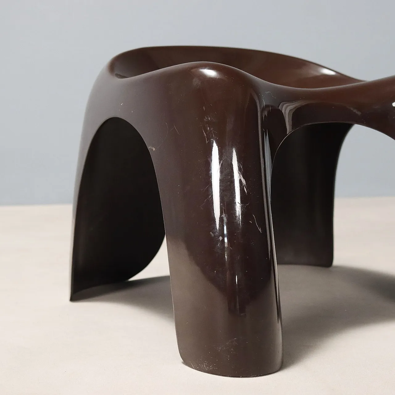 Piccolo sgabello in materiale plastico marrone, '900 5