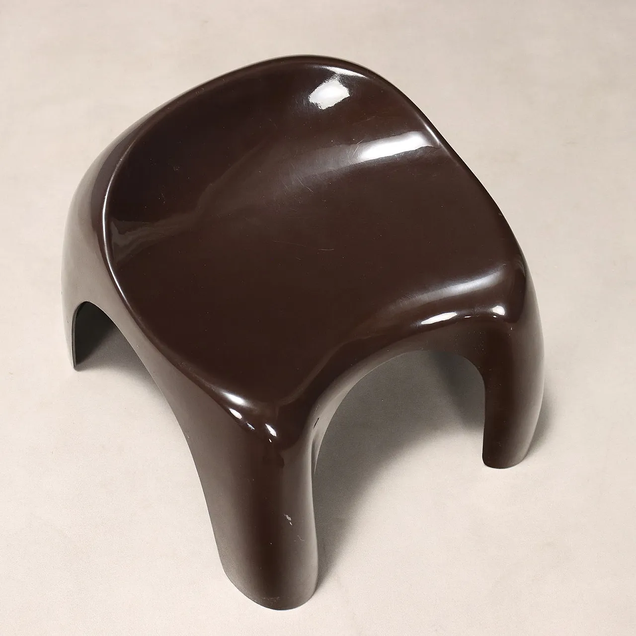Piccolo sgabello in materiale plastico marrone, '900 6