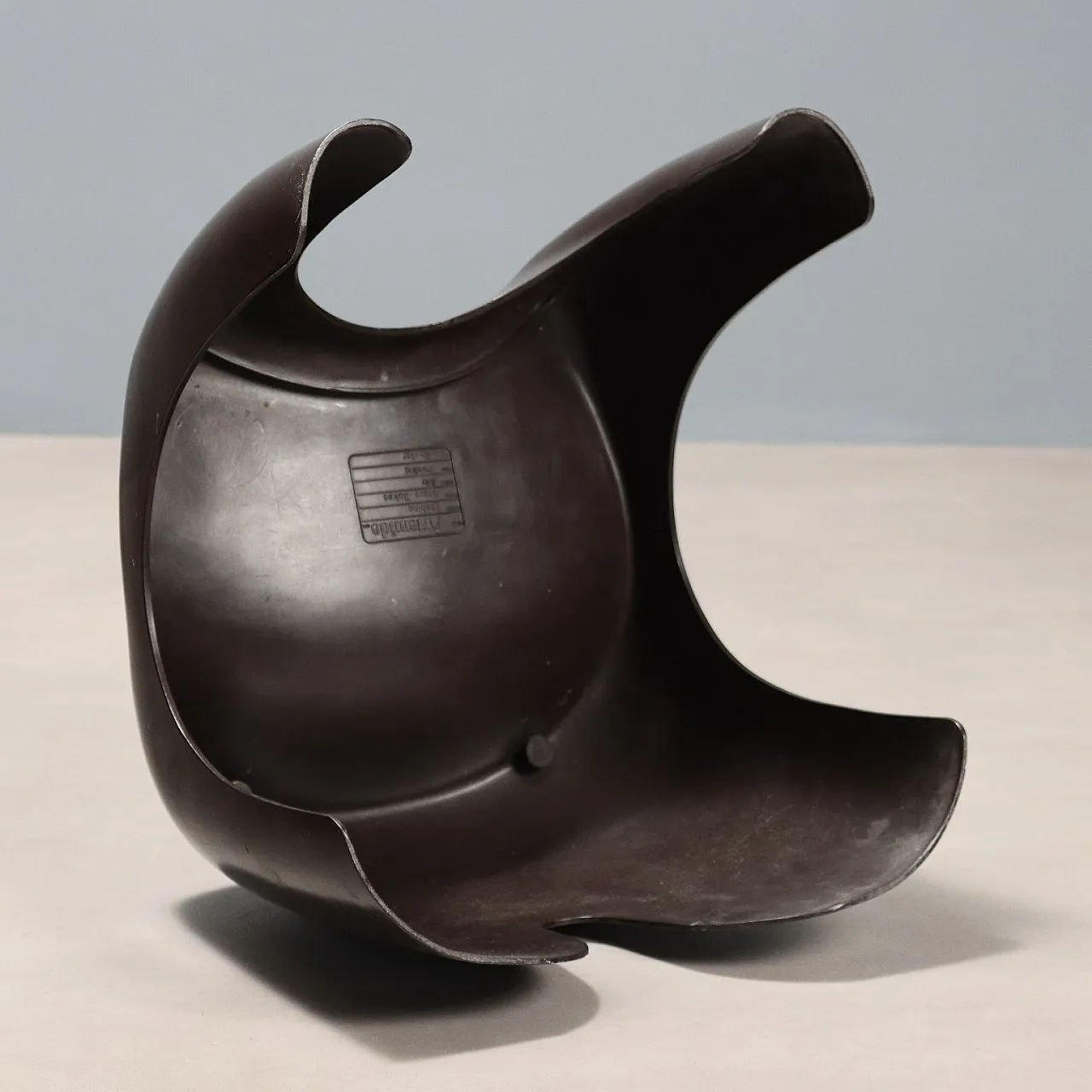 Piccolo sgabello in materiale plastico marrone, '900 7