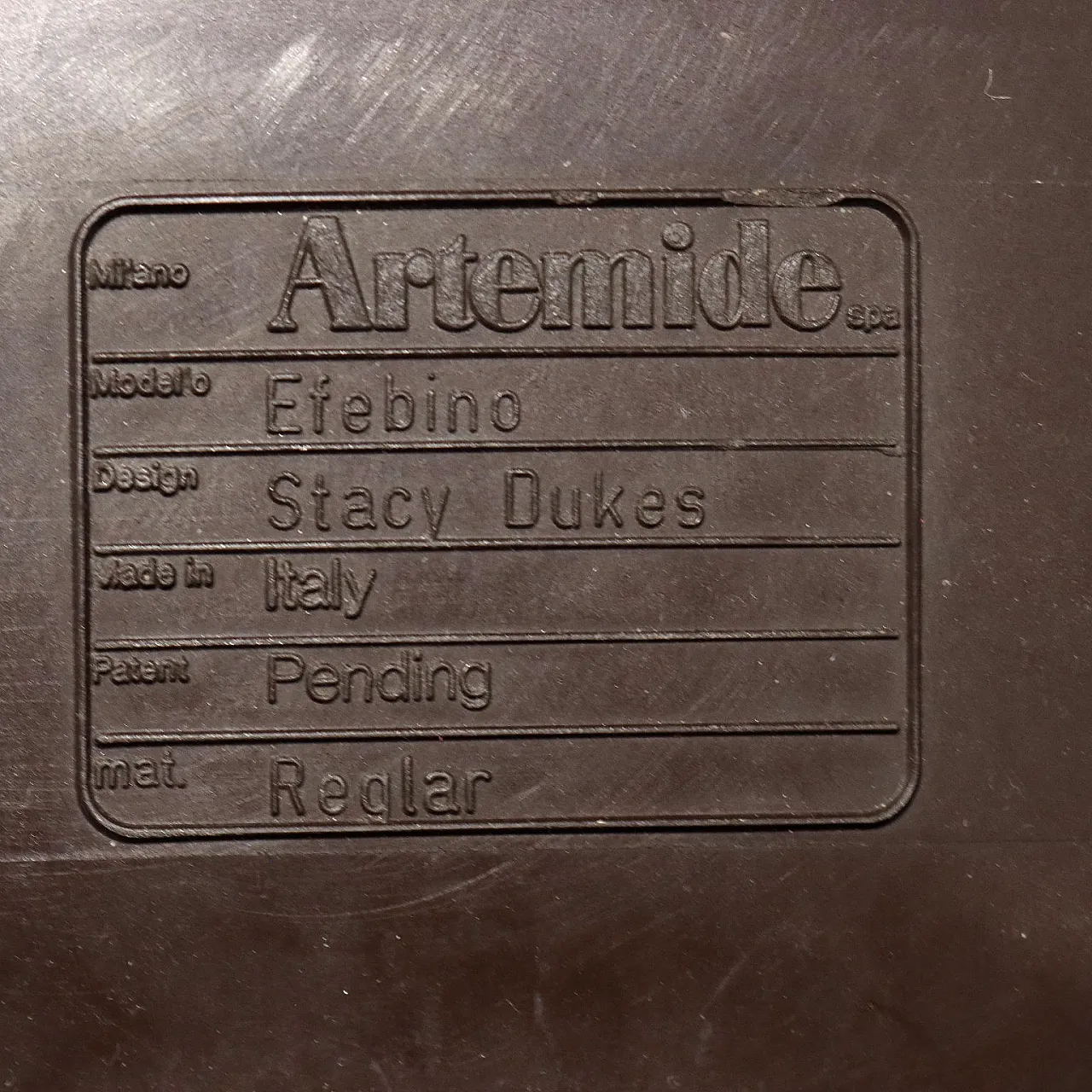 Piccolo sgabello in materiale plastico marrone, '900 8