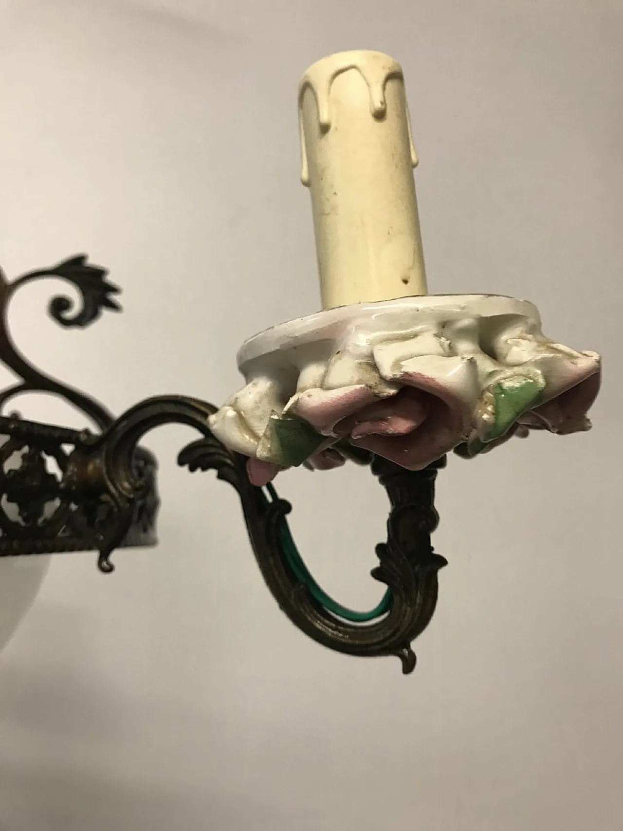 Lampadario in porcellana di Capodimonte e bronzo, Italia, anni '30 9