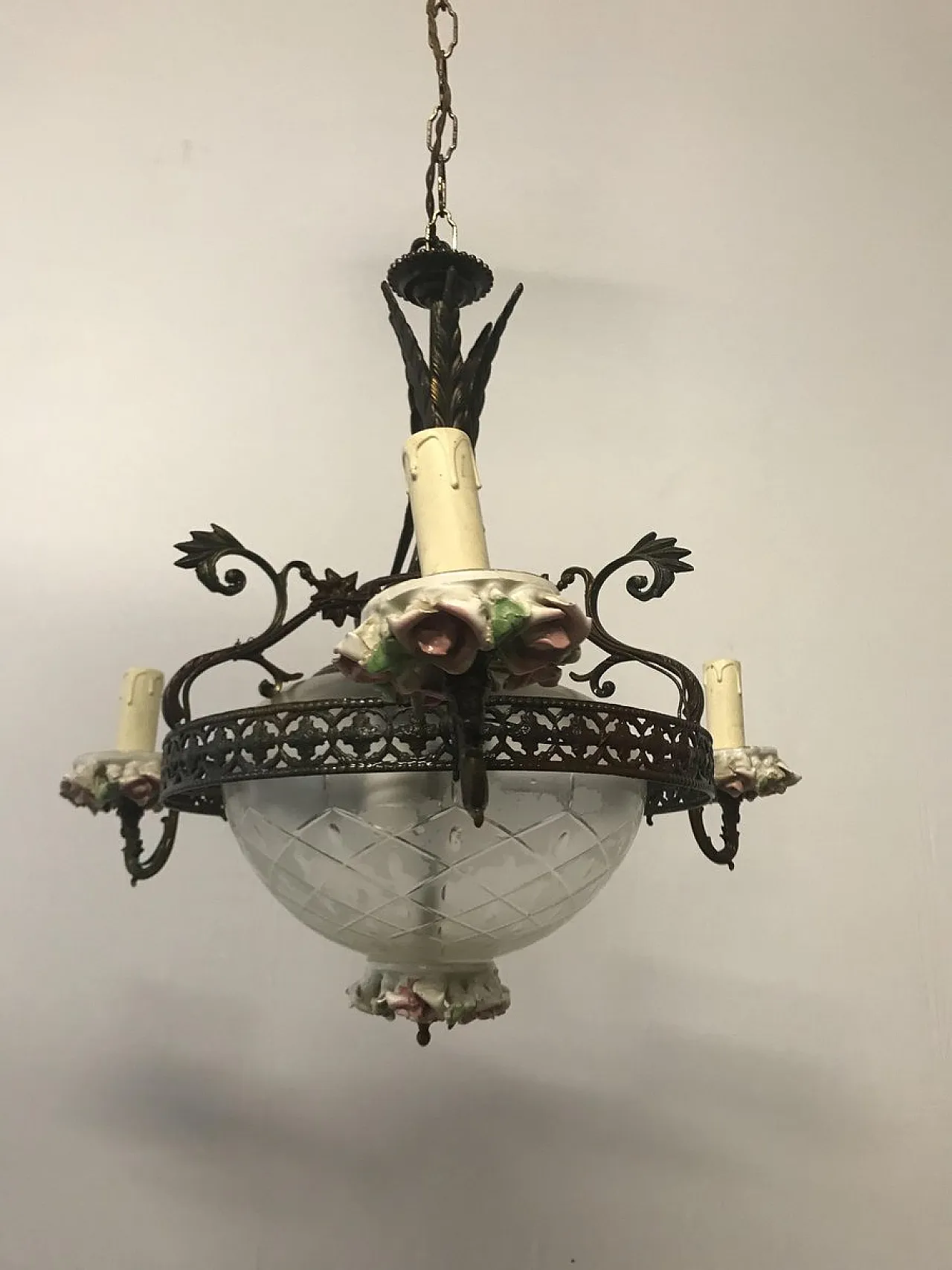 Lampadario in porcellana di Capodimonte e bronzo, Italia, anni '30 12