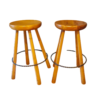 Due Sgabelli in massello di legno di pino Charlotte Perriand