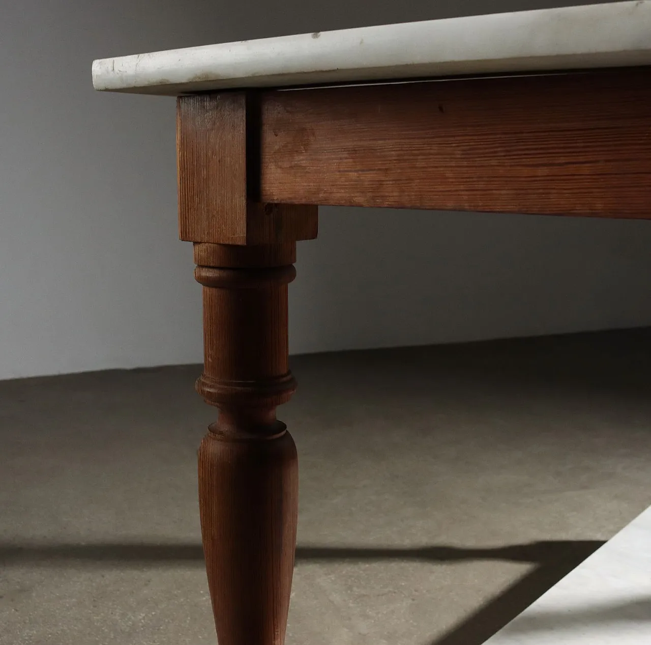 Tavolo da lavoro in larice e marmo, metà '900 5