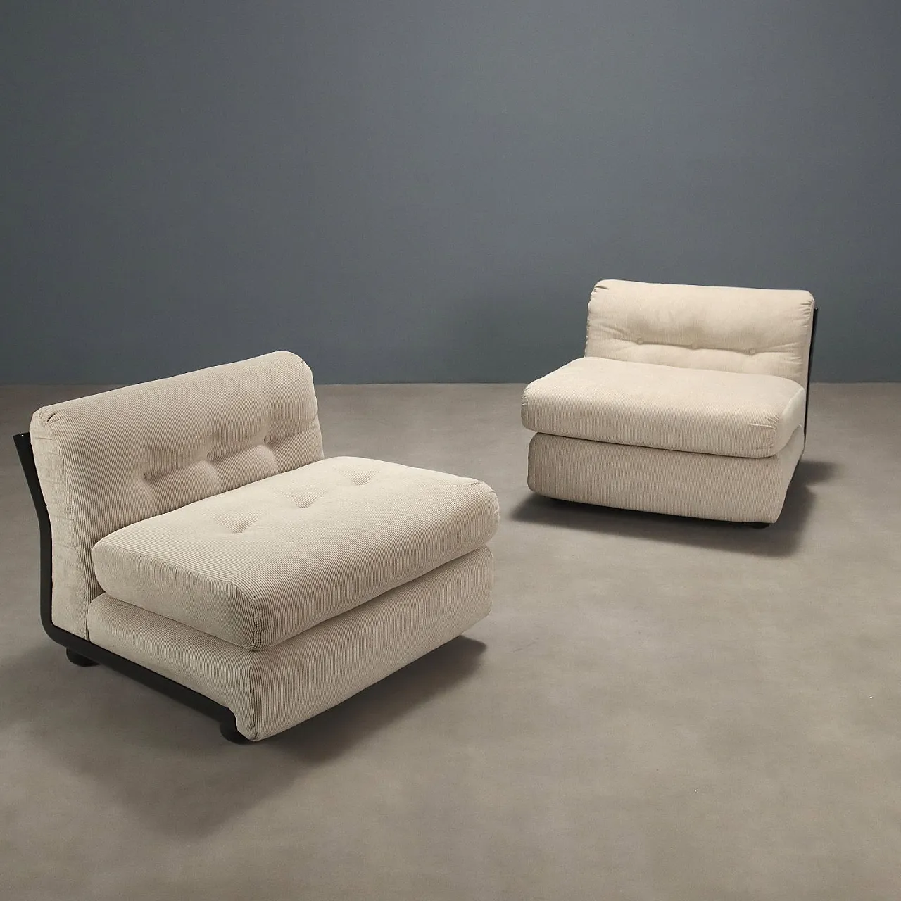 Coppia di poltrone Amanta in plastica, schiuma e tessuto, '900 1