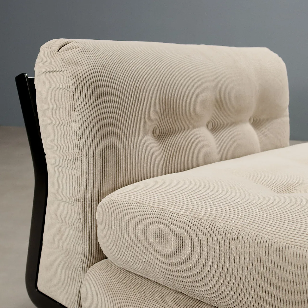 Coppia di poltrone Amanta in plastica, schiuma e tessuto, '900 4