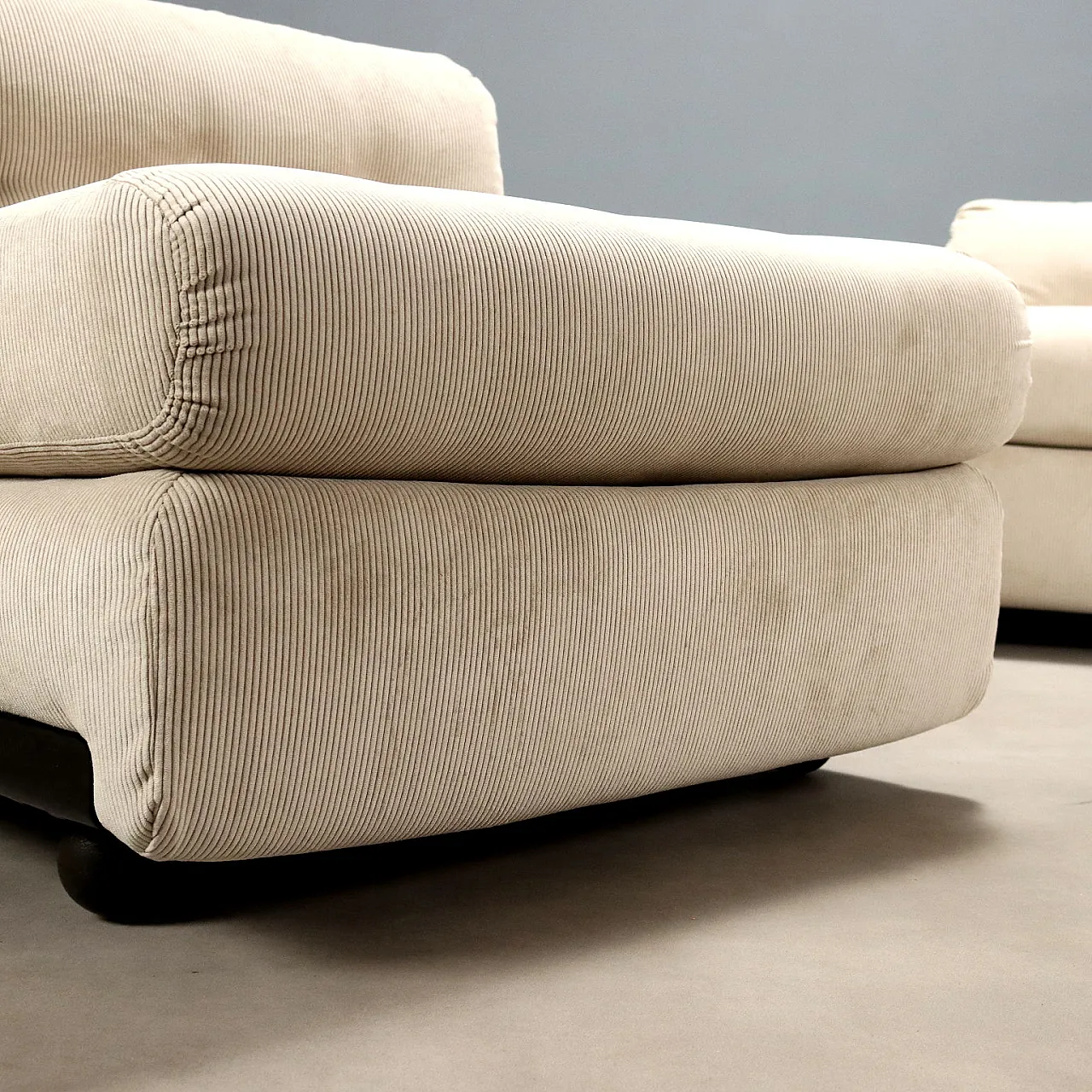 Coppia di poltrone Amanta in plastica, schiuma e tessuto, '900 6