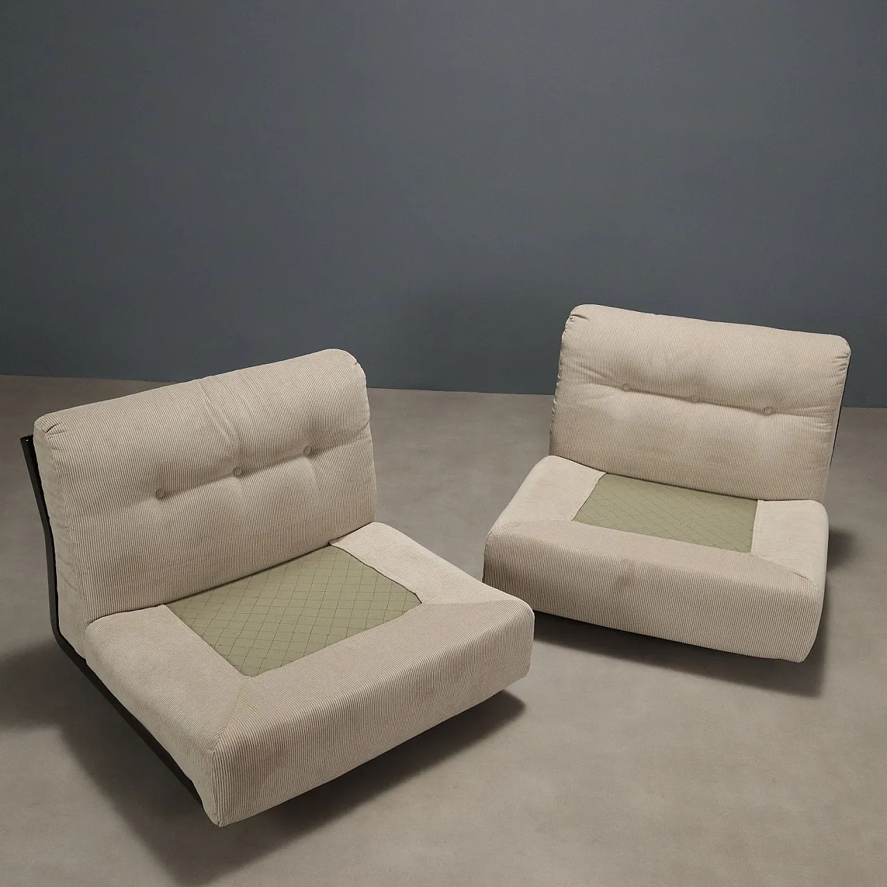 Coppia di poltrone Amanta in plastica, schiuma e tessuto, '900 7