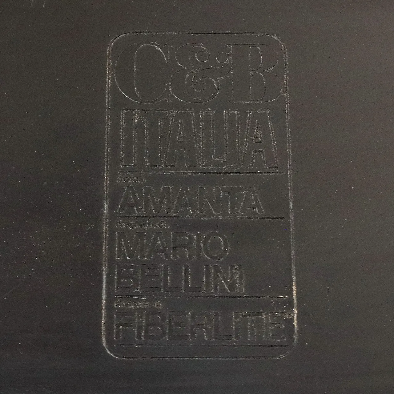 Coppia di poltrone Amanta in plastica, schiuma e tessuto, '900 8
