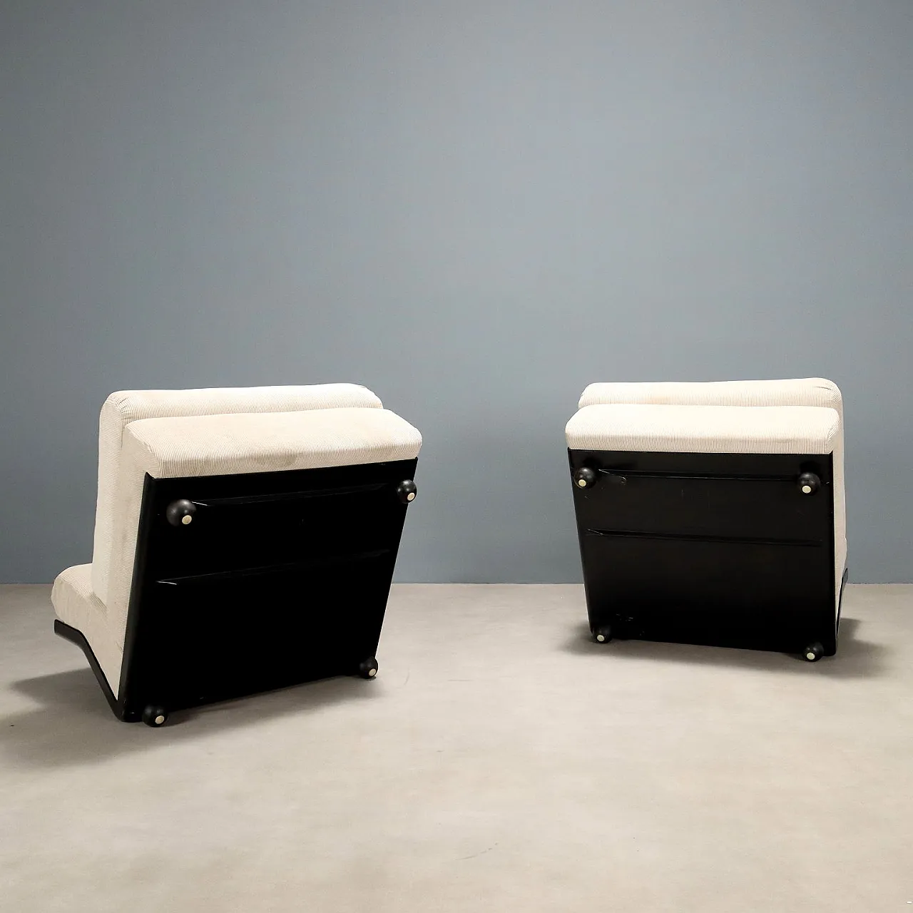 Coppia di poltrone Amanta in plastica, schiuma e tessuto, '900 9