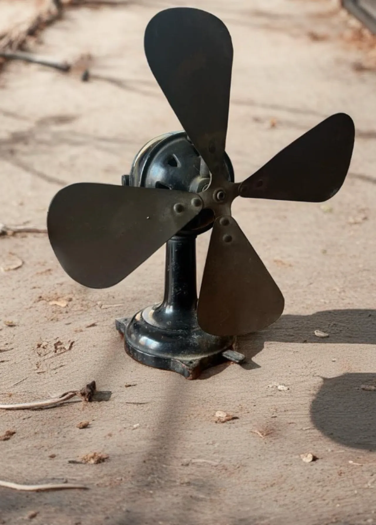 Table fan by Ercole Marelli in black cast iron, 1940s 3