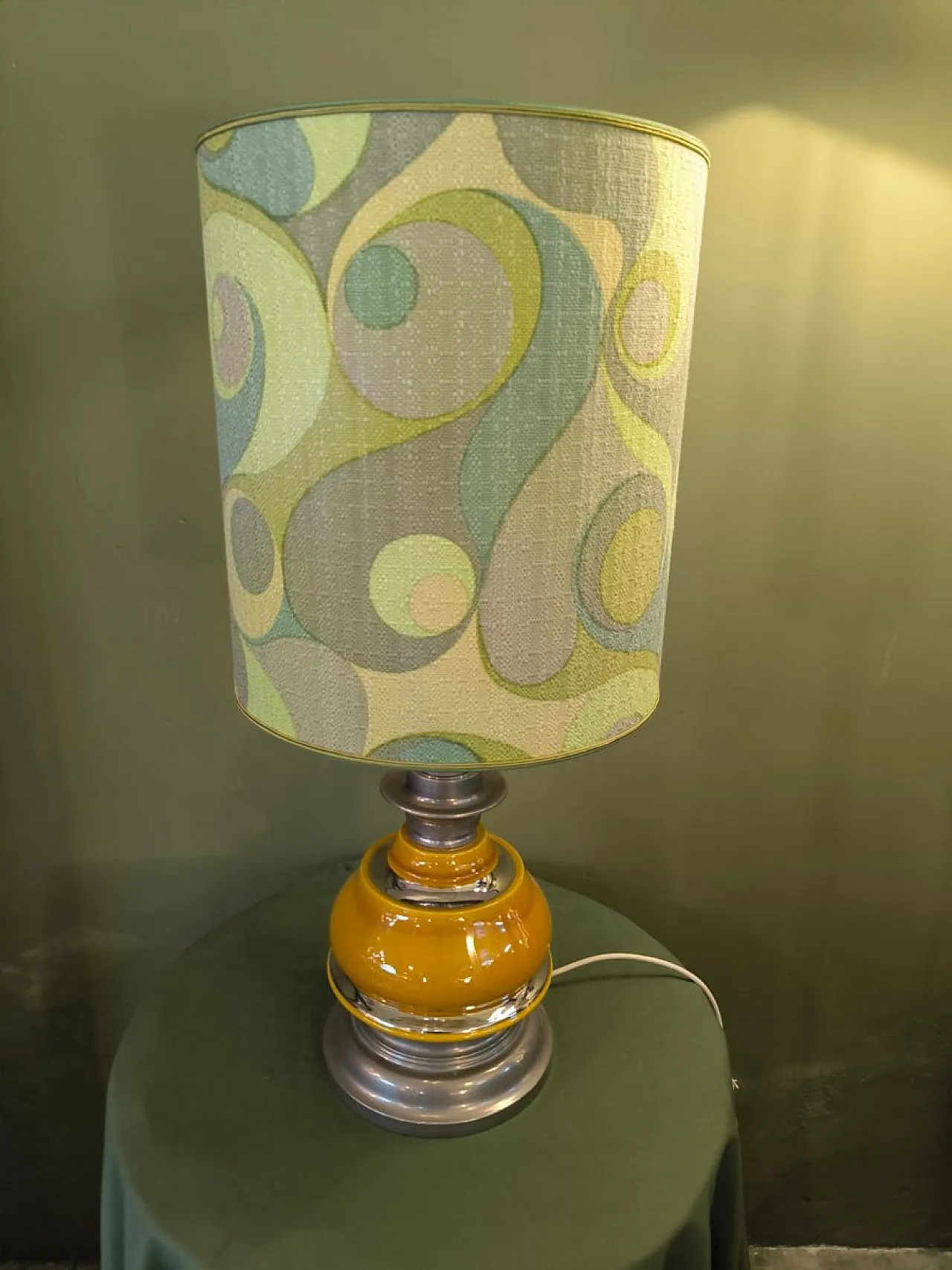 Lampada in ceramica e acciaio con paralume decorato, anni '70 1