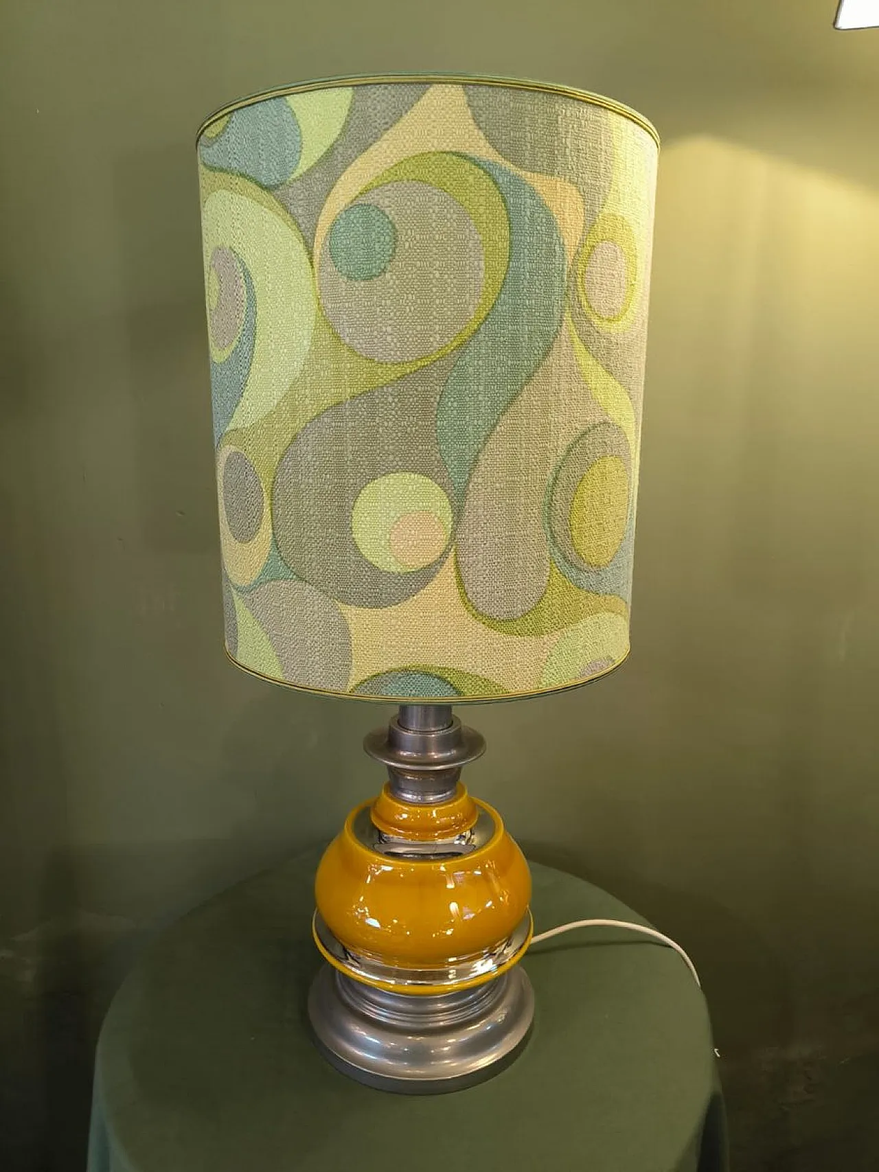 Lampada in ceramica e acciaio con paralume decorato, anni '70 6