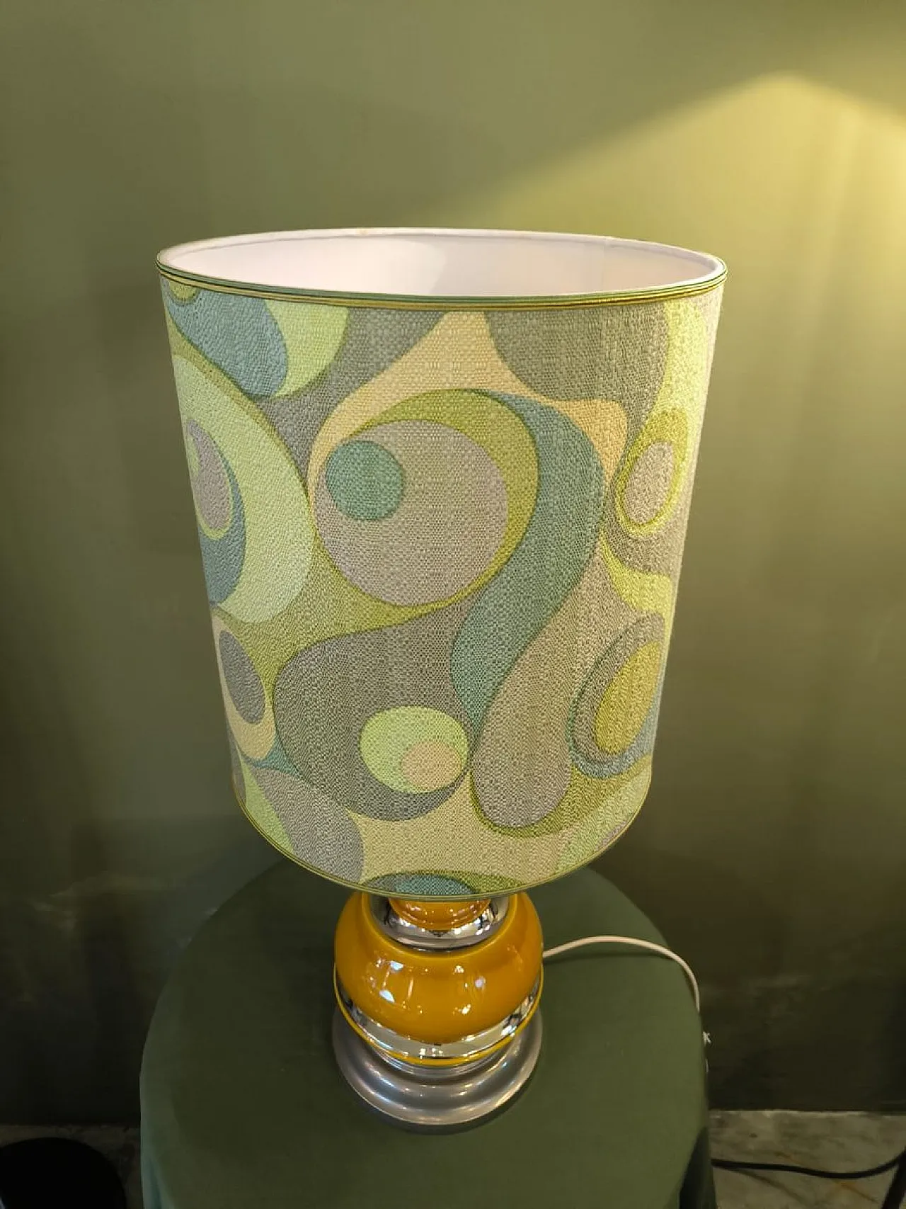 Lampada in ceramica e acciaio con paralume decorato, anni '70 7